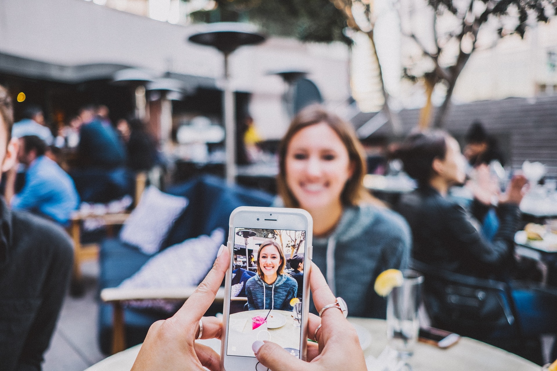 Frau welche fotografiert wird